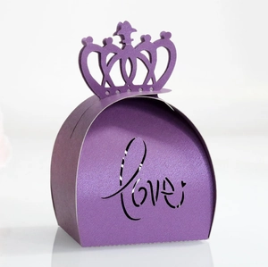 Elegante lila Geschenkschachtel aus Perlpapier mit LOVE-Ausschnitt und Kronendeckel