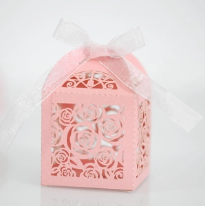 Rosa lasergeschnittene Geschenkbox mit Rosenmuster und Organzaband für Hochzeiten