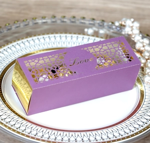 Lila lasergeschnittene Pralinenschachtel mit goldener Love-Schrift für Hochzeitsfeiern