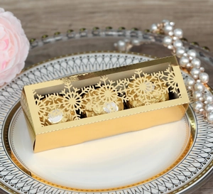 Scatola regalo fiocco di neve dorata tagliata al laser con tre cioccolatini oro