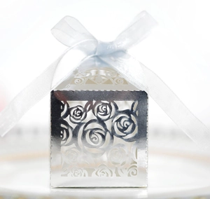 Lasergesneden rozen geschenkdoos in zilveren spiegelglas met lichtblauw lint