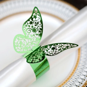 Elegante servilletero de mariposa verde con patrones calados con láser para mesa de boda