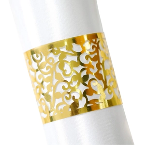 Eleganter goldener Serviettenring mit floralem Laserschnitt für Hochzeitstischdeko