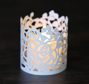 Cache-bougie blanc découpé au laser avec motifs de roses pour décoration de fête