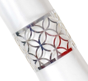 Rond de serviette élégant en métal argenté avec motif géométrique ajouré sur satin