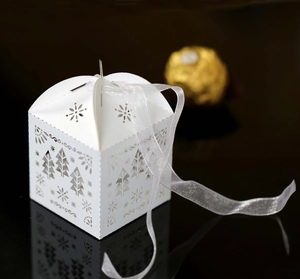 Boîte à bonbons de Noël blanche découpée au laser avec ruban et motifs de flocons