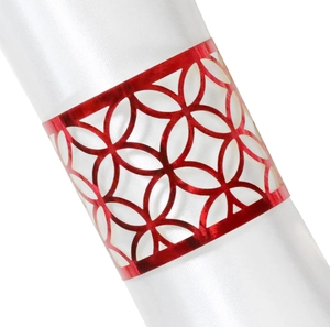 Rond de serviette rouge découpé au laser avec motif floral géométrique sur tissu en satin