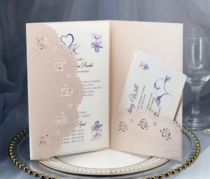 Invitation de mariage découpée au laser champagne doré avec motif de rose évidé