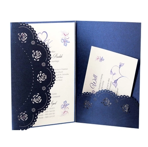 Invitation de mariage bleu marine découpée au laser avec motifs roses et carte insérée