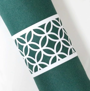 Serviette vert foncé élégante avec rond de serviette blanc à motif géométrique