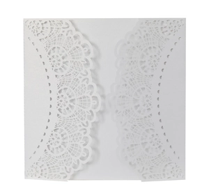 Élégante invitation blanche découpée au laser avec motif floral en papier perlé chic