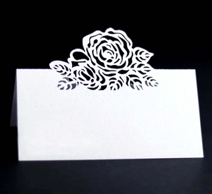 Elegante weiße Tischkarte mit lasergeschnittenem Rosendesign für Hochzeiten und festliche Tafeln