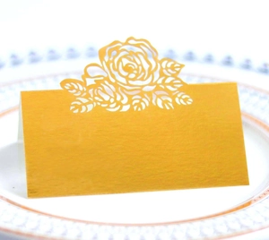 Elegante goldene Platzkarte mit Rosen-Hohlmuster für Hochzeiten aus Perlmuttpapier
