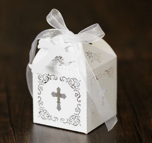 Boîte à Bonbons Croix Évidée au Laser Boîte Cadeau en Papier Perlé Ruban Mariage Baptême Communion Décoration de Fête Religieuse