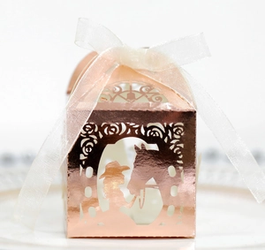 Europäische Lasergeschnittene Hohl Süßigkeiten Box Mädchen Und Pferd Silhouette Perlpapier Geschenkbox Mit Band Für Hochzeit Party