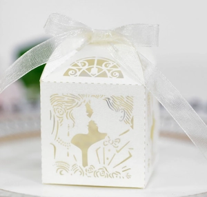 Cajas de Caramelos de Boda Corte Láser Silueta Romántica Novio Novia Cajas de Regalo de Papel Perla Artificialdo Con Cinta Para Fiesta