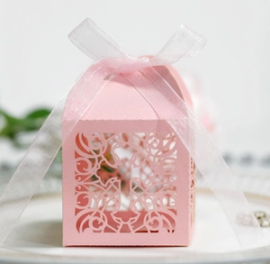 Rosa lasergeschnittene Geschenkbox mit Kreuzmuster und Organza-Schleife für Taufe