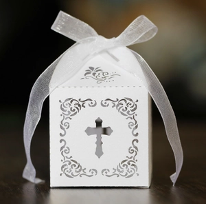 Boîte à bonbons croix blanche découpée au laser avec ruban pour mariages et fêtes