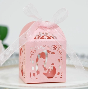 Rosa lasergeschnittene Geschenkbox mit Mädchen-Pferd-Silhouette und weißem Seidenband