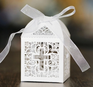 Scatola di Caramelle Croce Cava Europea Taglio Laser Carta Perla Artificialta Scatola Regalo Con Nastro per Matrimonio Battesimo Celebrazione Festa Religiosa