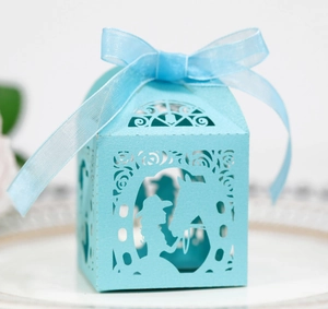 Himmelblaue Geschenkbox mit lasergeschnittener Pferdesilhouette und elegantem Band