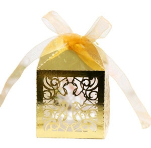 Elegante goldene Pralinenschachtel mit lasergeschnittenem Kreuz und gelbem Organzaband