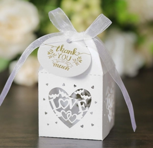 Weiße lasergeschnittene Gastgeschenkbox mit Herzmotiv und Dankeskärtchen für Hochzeiten