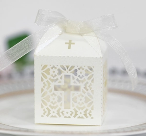 Scatola per confetti bianca traforata con croce dorata e nastro in organza