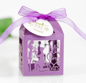 Scatola per confetti nuziale viola intagliata al laser con motivi Mr & Mrs e Love