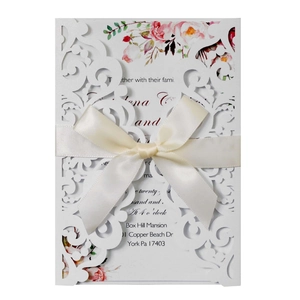 Couverture d'Invitation de Mariage Creuse Découpée au Laser Papier Perlé Design Floral Avec Nœud en Satin