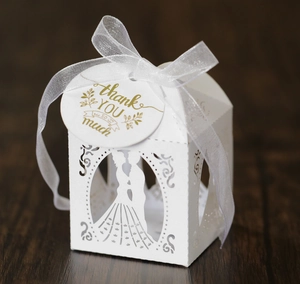 Weiße lasergeschnittene Hochzeitsbox mit Brautpaar-Silhouette und Schleife
