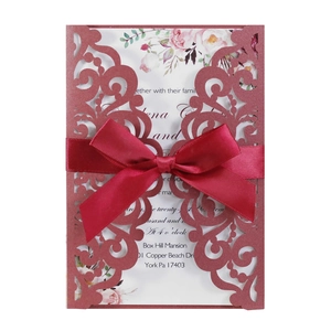 Élégante carte d'invitation de mariage découpée au laser avec ruban rouge et fleurs