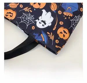 Dettaglio della cucitura e della tracolla nera rinforzata sulla borsa shopper Halloween