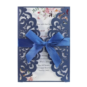 Élégante invitation de mariage bleu marine découpée au laser avec ruban de soie