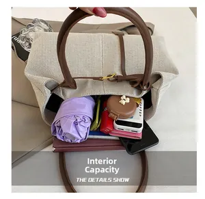 Draufsicht auf das Innere der großen Canvas-Schultertasche mit Platz für Alltagsgegenstände