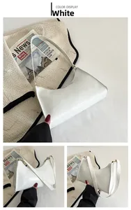 Vue détaillée du sac baguette en cuir verni blanc avec finition brillante et bandoulière