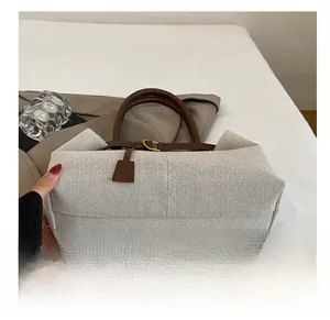 Detailansicht des verstärkten Bodens der Canvas-Einkaufstasche mit Lederbesatz