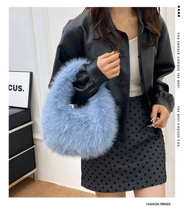 Détail de la texture en fausse fourrure bleu clair et de la poignée en peluche douce