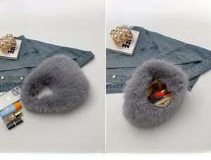 Détail de l'intérieur du sac à main en peluche grise montrant le rangement des accessoires