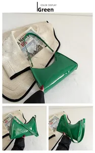 Vues détaillées d'un sac baguette en cuir verni vert au design minimaliste chic