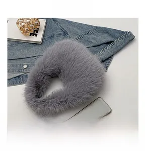 Gros plan sur un tour de cou en fausse fourrure grise avec des accessoires de mode