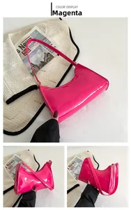 Gros plan du sac sous le bras en cuir verni rouge rose avec finition brillante et zip