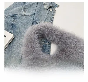 Détail de la bandoulière large et confortable d'un sac à main gris en peluche pour l'hiver
