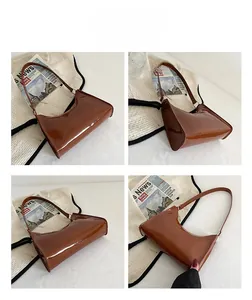 Vues détaillées du sac baguette en cuir verni marron brillant au design minimaliste