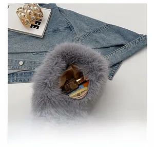 Vue intérieure du sac à main en peluche grise montrant sa grande capacité