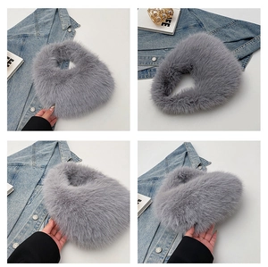 Vue détaillée du sac à main en peluche gris avec texture douce et forme de lune
