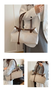 Nahaufnahme der beige gewebten Textur, braunen Lederriemen und Metallschnalle der Tasche