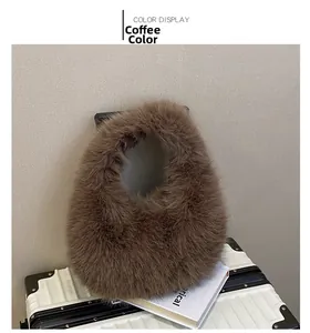 Vue détaillée du sac à main en fausse fourrure café avec poignée ronde élégante