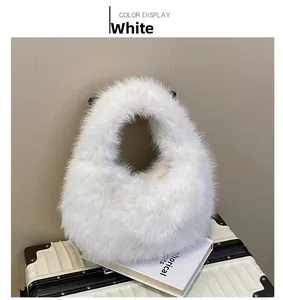 Vue détaillée de la texture douce du sac à main en peluche blanche et style minimaliste
