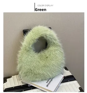 Détail d'un sac à main en peluche vert clair doux avec texture de fausse fourrure